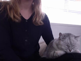 b_leable beautiful chick fucked with sex toys