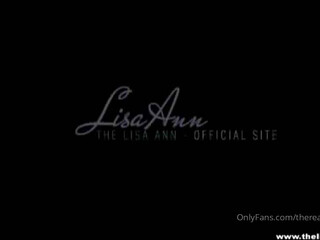 thereallisaan sexy babe showed her tits