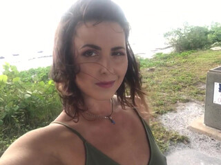 iamhelenapric busty slut fucks the lips sex