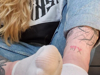 soleneed pretty chick fucks pussy with phallus