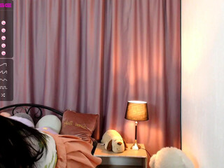 elilively luxury chick masturbating with sex toys