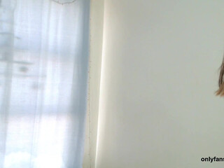 badi_lii nude chick posing on the couch