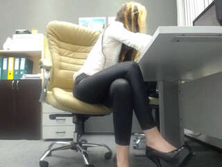 11killer_queen11 charming babe masturbates shaved vagina