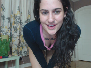 Erin sexy wench sucks dick