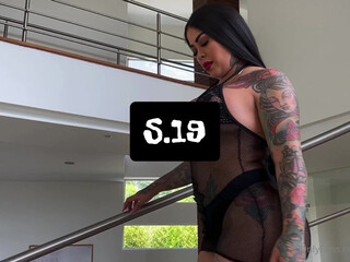 unacakez tasty babe fucks her anus