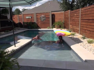 deauxma Piquant woman