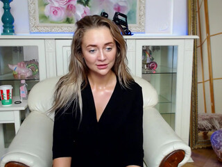 lucia_evans chaturbate  lustful skin jerks off shaved cunt