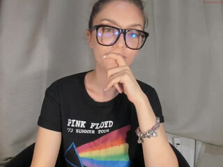 wineythepooh myfreecams blonde slut fucks pussy with phallus