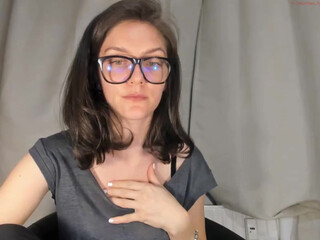 wineythepooh myfreecams modest slut tells interesting stories on camera