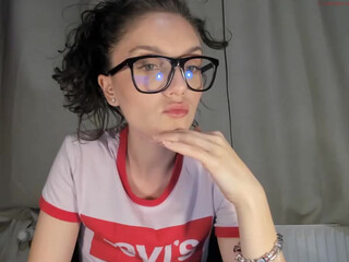 wineythepooh myfreecams cam girl masturbates shaved vagina