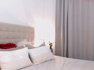 l_u_a_ myfreecams slim model