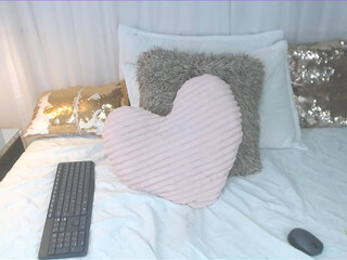 rouse_bennett chaturbate cute blondie exposes big tits