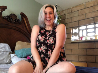 ThiccLouise shows her pussy on the chair