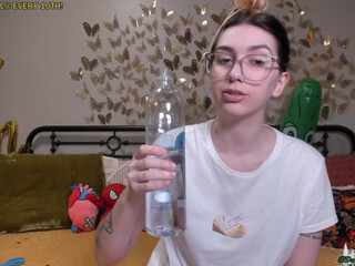 daydreamur_gurl crazy bitch fucks herself with fingers