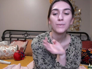 daydreamur_gurl bitch shows small tits