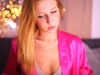 misskreazy Hot girl fucks her pussy with her hand