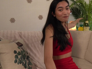 littlemiss_kira slut fucks the cap with his fingers