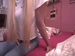 couple19f22m pretty hottie fucks herself