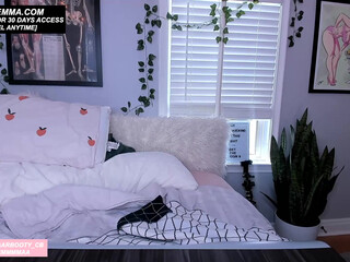 sugarbooty fat chick fucks cunt with phallus