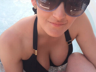 HannahBrooks hot chick fucks shaved pussy