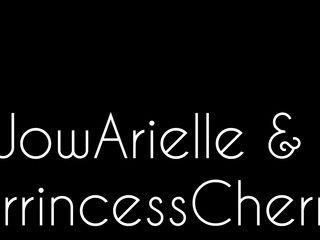 wowarielle petite babe gently masturbates cunt