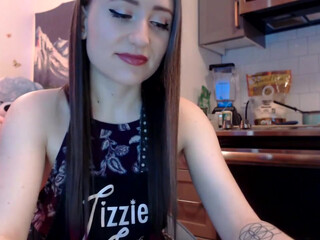 ItsLizzieLoveXO juicy babe fucks her shaved pussy