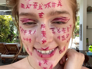 jia_lissa caresses the holes with his hand