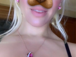 blondie_oficial adorable  cam girl  pulls clit