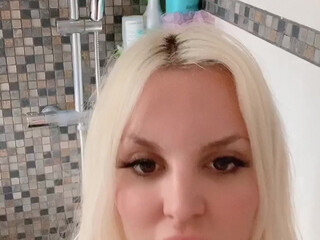 blondie_oficial slut caresses his cap