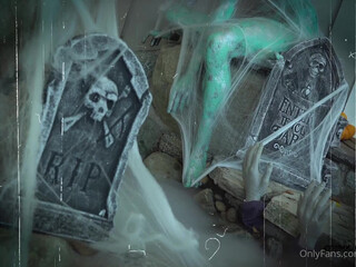 Riley Reid Onlyfans perfect black-haired slut fucks vagina