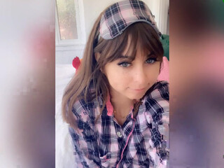 Riley Reid Onlyfans painted chick sucks dildo