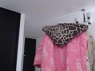 alanadolce imposing mare jerks off both holes