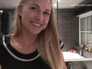 siswet19 aka SiswetLive adorable petite effectively jerking pussy