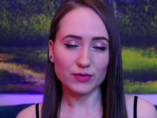 ItsLizzieLoveXO naughty babe puts big tits