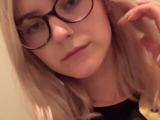 Eva Elfie Onlyfans jerking off the clit on the bed