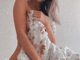 Eva Elfie Onlyfans hot chick caresses big ass