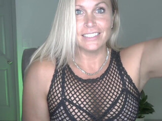 wondrwomn hot bitch sucks dildos