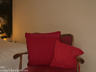 browniezuza busty lady posing in fr