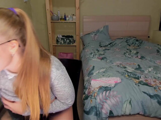 sexybabyleila loud female squeals from a great handjob