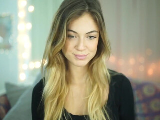 melodymate  cam girl  masturbates shaved vagina