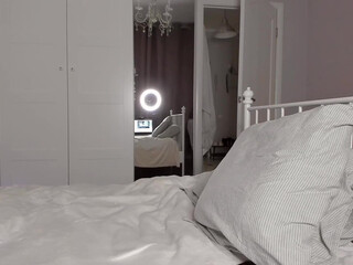 lolita_nabokova cute lady shows natural tits