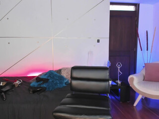 kylie_cooper fucks herself with black dildo