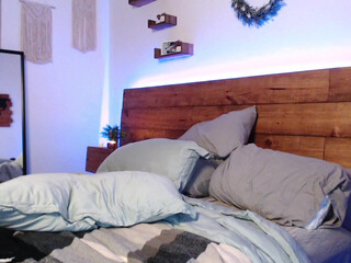 evesoasisxxx naughty brunette seduces with big booty