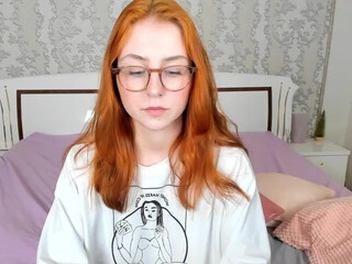 leona_golden gorgeous jerks off a banana and cums.