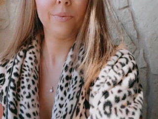 Diamond_James irresistible female posing in lingerie