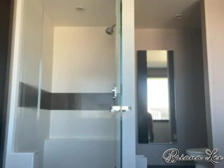 Briana_Lee experienced slut caresses shaved cunt