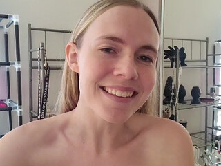 Nadialove crazy lady fondles her cunt in panties