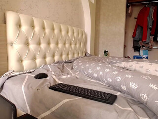 hot_babe fiercely jerking off her fat pussy