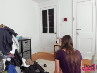 jerilynn beauty fucks herself in front of the webcam