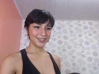 amanda_lewis busty  girl  fingering her pussy with a vibrator